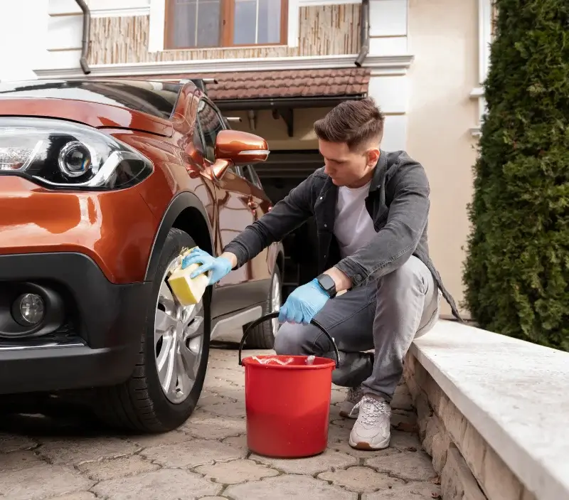 Lavage auto à domicile Reyrevignes : professionnel intervenant sur un véhicule